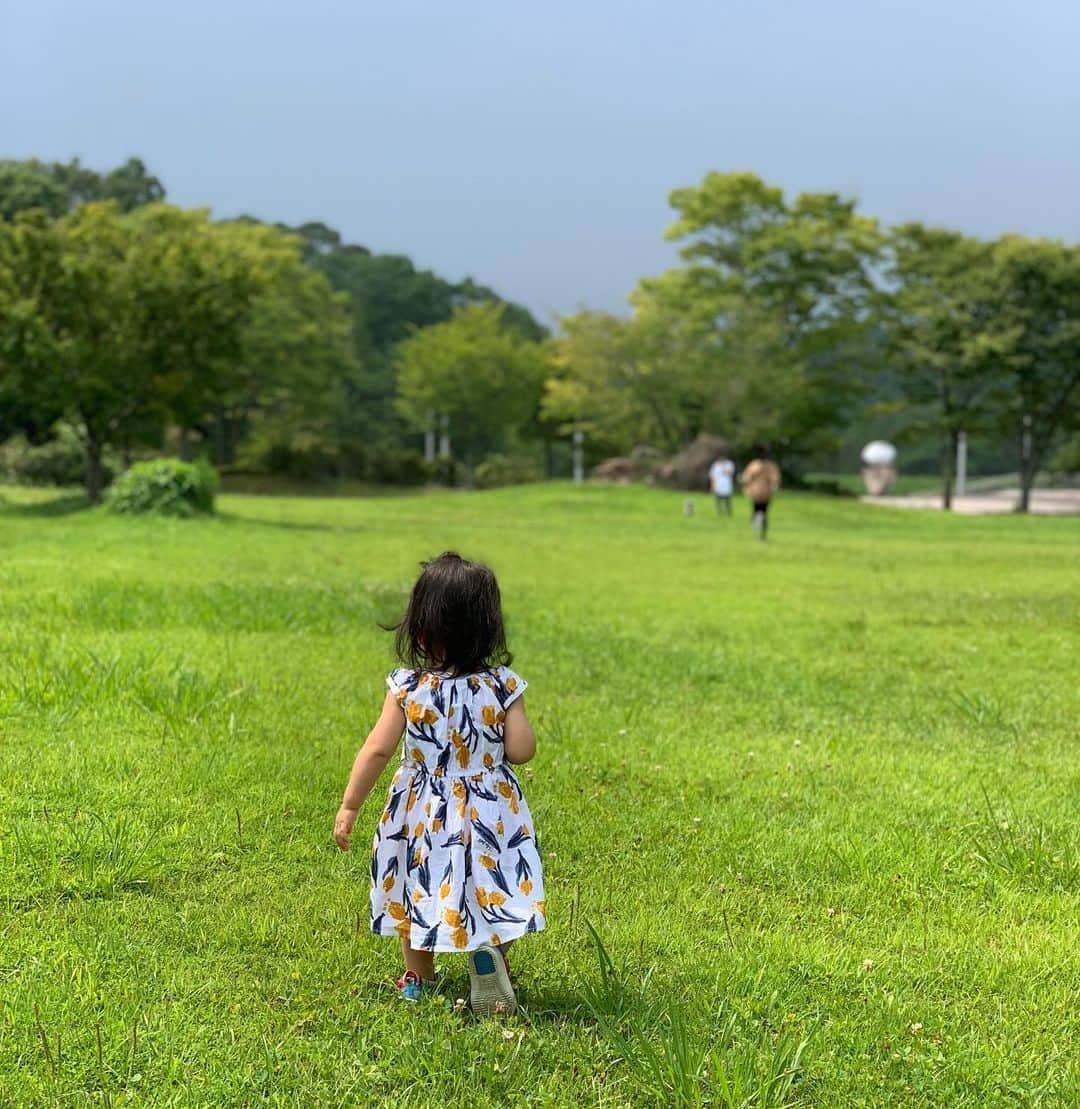 斎藤寛子さんのインスタグラム写真 - (斎藤寛子Instagram)「お兄ちゃんとお姉ちゃんに追いつけない、末っ子😊💓. . お兄ちゃん、13歳。 お姉ちゃん、11歳。 末っ子、1歳5ヶ月。 オト(🐶)、3歳。. . 超超超、久々に上の息子が一緒に出かけたので、超超超久々に子供3人連れてお出かけでした😄💨. . 疲れたけど、ほんとに楽しい日でした！！🌻💨. . #夏休み#子育て#兄妹#いぬとこども」7月31日 21時26分 - hiroko4life