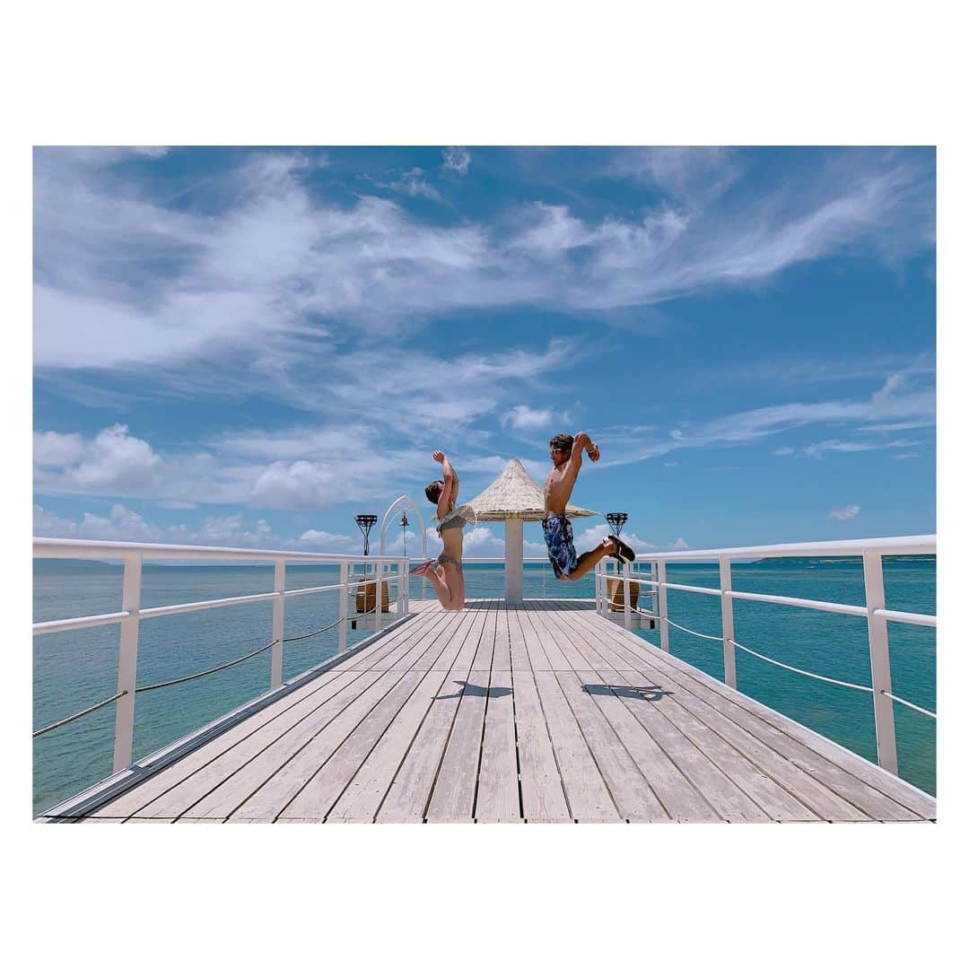 辻希美さんのインスタグラム写真 - (辻希美Instagram)「ラストジャンプ🏝💕 →✈️✈️✈️ #沖縄 #家族旅行 #夏休み #鐘の音 #杉浦夫婦 #ラストジャンプ #何回ジャンプしたかしら？ #笑 #最終日 #帰りたくない けど #帰宅中 #住みたい #沖縄に住みたい #またすぐ行きたい #ありがとう #沖縄 #また来させて頂きます #🏝💕」7月31日 21時28分 - tsujinozomi_official