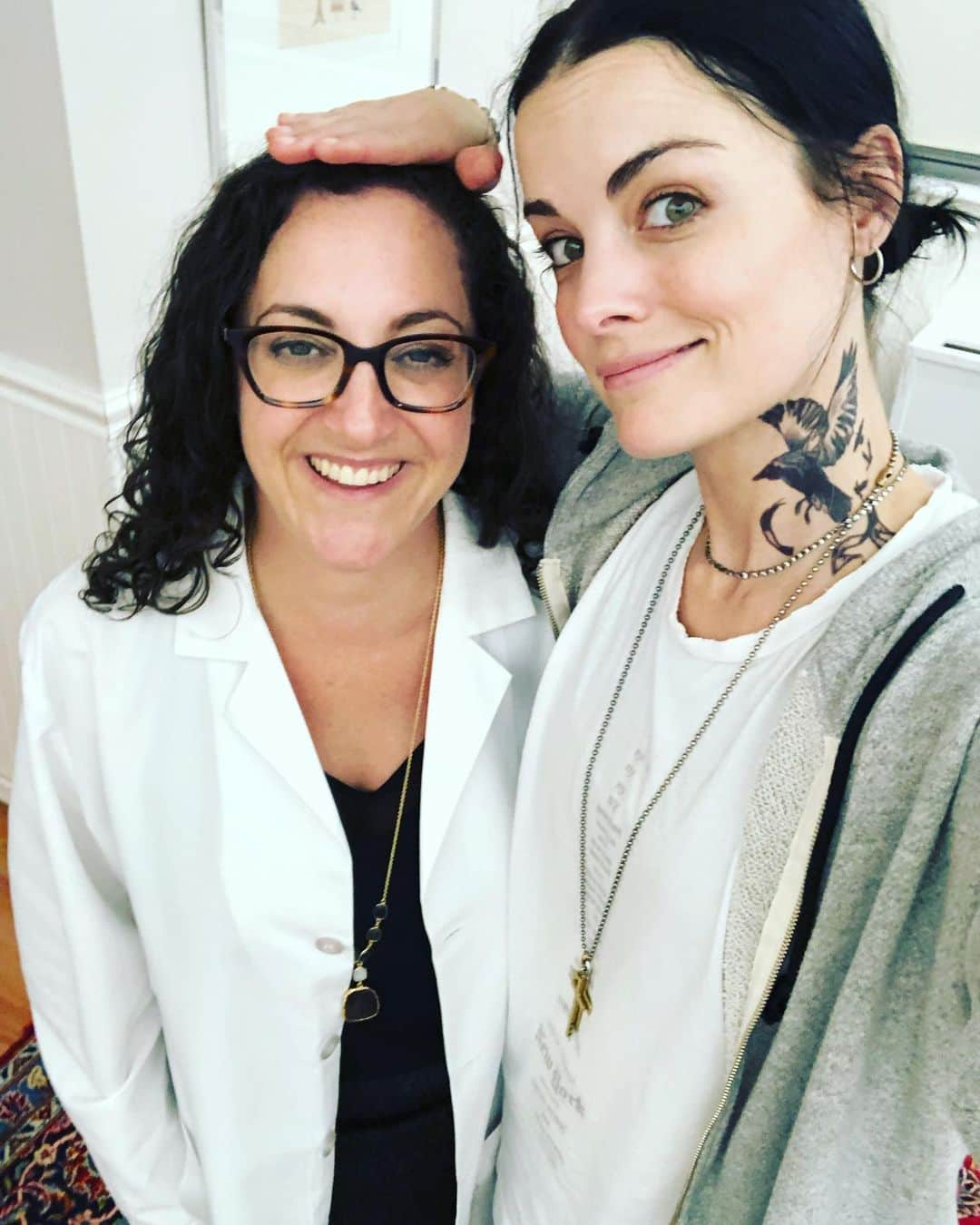 ジェイミー・アレクサンダーさんのインスタグラム写真 - (ジェイミー・アレクサンダーInstagram)「My #wcw is my amazing doctor, @dr.kimberlysackheim Thank you for taking such good care of me! 🙏🏻」7月31日 21時30分 - jaimiealexander