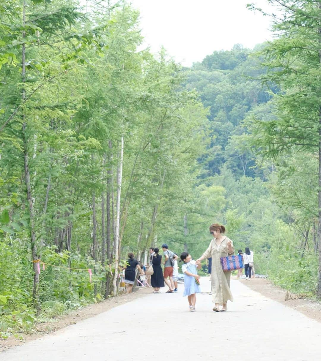 丸山美咲さんのインスタグラム写真 - (丸山美咲Instagram)「_____________  旅は北より断然南派だったのだけど、 久々に来た北海道は「こんなに良かったっけ？！」 というくらい良い土地。良い人。良い食。  普段どれだけ美味しくないトウモロコシを食べてたの だろうと思うほどトウモロコシが美味しくて、 来てから何個もかぶりついてる🌽(笑)  真っ直ぐの道と、果てが見えない大地は 包み込まれるような暖かさを感じられる場所✨  #夏休み#国内編#北海道」7月31日 21時31分 - micheline_nail