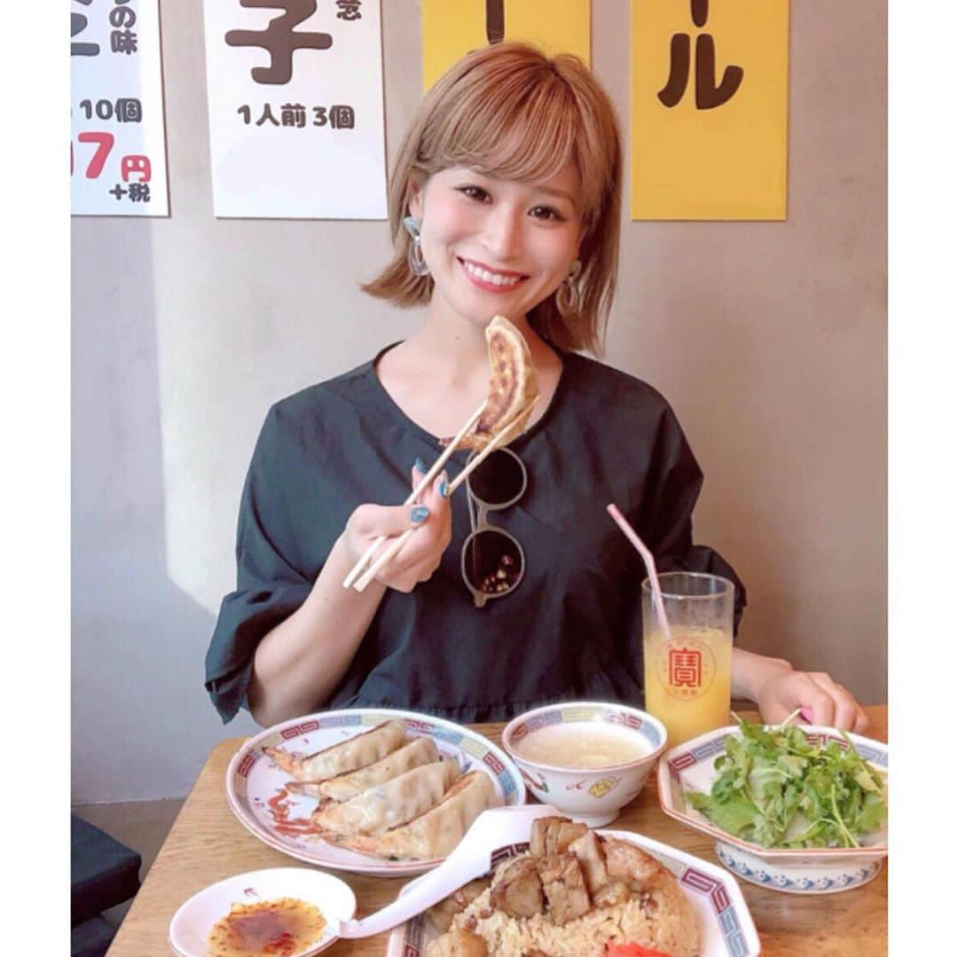 都築青空さんのインスタグラム写真 - (都築青空Instagram)「池袋にある #三度の飯より餃子好き で 大好きな餃子を頂きました💓 . . ここの店舗は、 創業50周年を迎える大阪王将の新業態🥟 特別なメニューもあって、本当に美味しかった！！！ . . ❤︎大海老餃子 ❤︎パクチー水餃子 . ❤︎王将焼き豚炒飯 . . 餃子の皮がモチっとしてるのと とにかくボリューミー😘 あと、パクチー好きなので、 てんこ盛りのパクチーが最高でした💖 . . お店の様子も台湾風なランタンが可愛くって 女子1人でも全然入れるお洒落さ🎶 この暑い夏は、餃子でスタミナつけてがんばろー！ . .  #餃子 #三度の飯より餃子好き #大阪王将 #gyoza #池袋 #大餃子 #海老餃子 #池袋餃子第一工場 #餃子パーティー #ギョパ」7月31日 21時31分 - aozora723