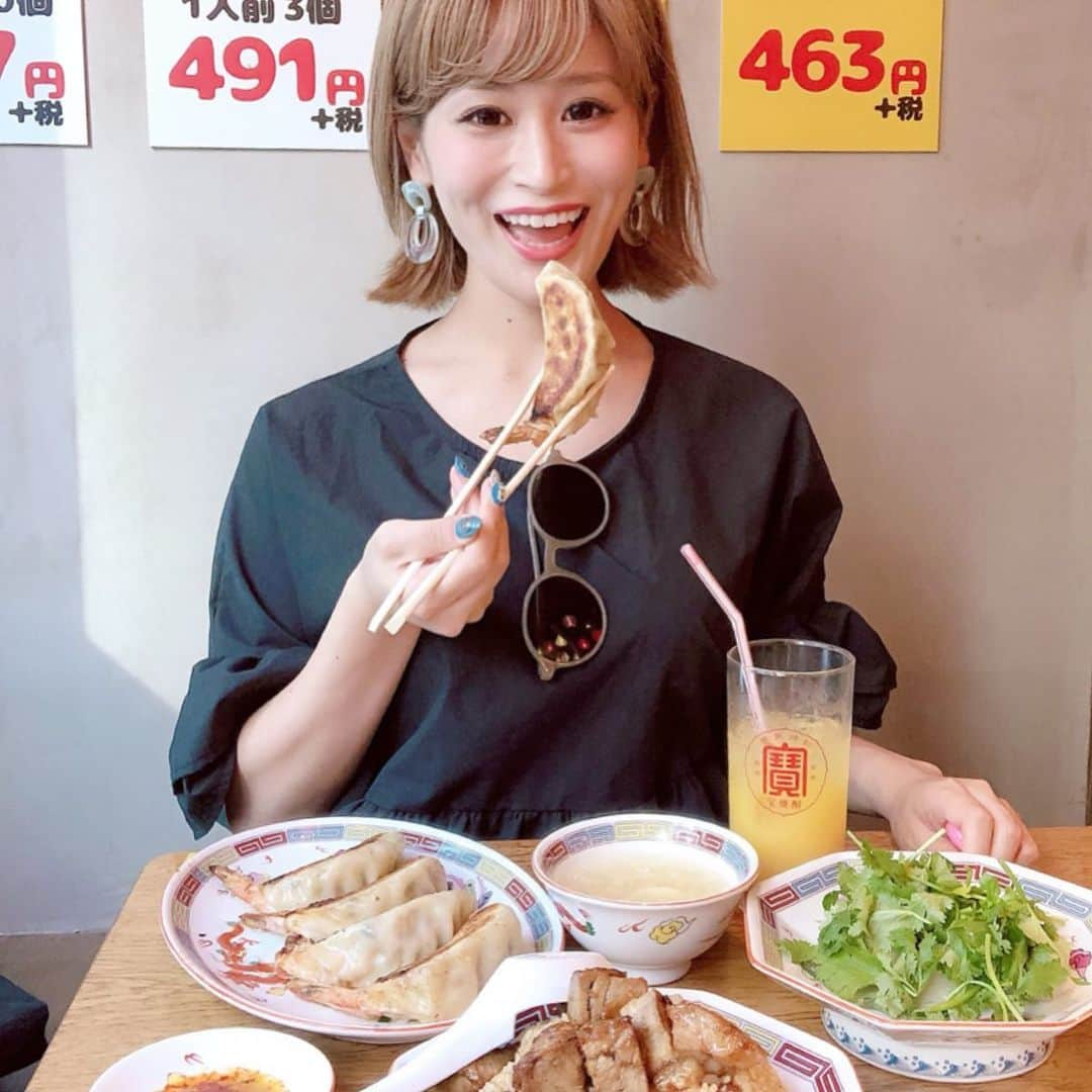 都築青空さんのインスタグラム写真 - (都築青空Instagram)「池袋にある #三度の飯より餃子好き で 大好きな餃子を頂きました💓 . . ここの店舗は、 創業50周年を迎える大阪王将の新業態🥟 特別なメニューもあって、本当に美味しかった！！！ . . ❤︎大海老餃子 ❤︎パクチー水餃子 . ❤︎王将焼き豚炒飯 . . 餃子の皮がモチっとしてるのと とにかくボリューミー😘 あと、パクチー好きなので、 てんこ盛りのパクチーが最高でした💖 . . お店の様子も台湾風なランタンが可愛くって 女子1人でも全然入れるお洒落さ🎶 この暑い夏は、餃子でスタミナつけてがんばろー！ . .  #餃子 #三度の飯より餃子好き #大阪王将 #gyoza #池袋 #大餃子 #海老餃子 #池袋餃子第一工場 #餃子パーティー #ギョパ」7月31日 21時31分 - aozora723