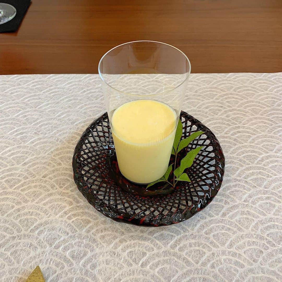 chieko6さんのインスタグラム写真 - (chieko6Instagram)「ほんとに美味しいもの食べると笑っちゃう。 まずはゴールドラッシュを使った 冷静トウモロコシのスープから:-) 季節のお野菜をたくさんつかったお料理。 新鮮なお魚と、ひな鳥の素揚げが絶品です。 最後はシャモ鍋、シメにラーメンと雑炊、（ホントはどっちか）選べず両方欲張りました💦 美しく、丁寧な仕事、 ほんとに美味しいお料理。 そして心安らぐおもてなし。 いつもありがとう:-) ・ @guuguu9  @hiros23  @490930tanaka  みなさま遠くまでありがとう:-) 楽しかった、美味しかったー！ #koyamasuage #赤いグラスは自家製赤じそジュース🥤」7月31日 21時36分 - chieko6