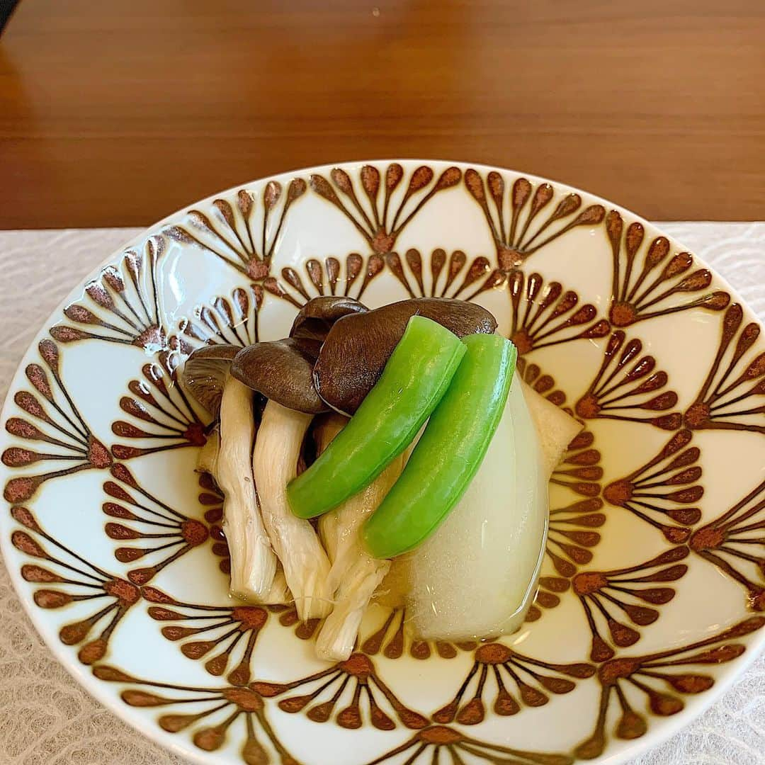 chieko6さんのインスタグラム写真 - (chieko6Instagram)「ほんとに美味しいもの食べると笑っちゃう。 まずはゴールドラッシュを使った 冷静トウモロコシのスープから:-) 季節のお野菜をたくさんつかったお料理。 新鮮なお魚と、ひな鳥の素揚げが絶品です。 最後はシャモ鍋、シメにラーメンと雑炊、（ホントはどっちか）選べず両方欲張りました💦 美しく、丁寧な仕事、 ほんとに美味しいお料理。 そして心安らぐおもてなし。 いつもありがとう:-) ・ @guuguu9  @hiros23  @490930tanaka  みなさま遠くまでありがとう:-) 楽しかった、美味しかったー！ #koyamasuage #赤いグラスは自家製赤じそジュース🥤」7月31日 21時36分 - chieko6