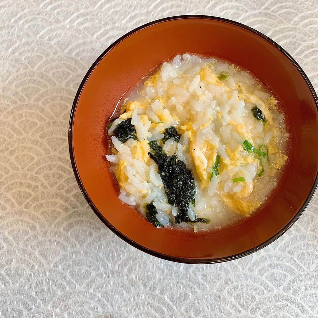 chieko6さんのインスタグラム写真 - (chieko6Instagram)「ほんとに美味しいもの食べると笑っちゃう。 まずはゴールドラッシュを使った 冷静トウモロコシのスープから:-) 季節のお野菜をたくさんつかったお料理。 新鮮なお魚と、ひな鳥の素揚げが絶品です。 最後はシャモ鍋、シメにラーメンと雑炊、（ホントはどっちか）選べず両方欲張りました💦 美しく、丁寧な仕事、 ほんとに美味しいお料理。 そして心安らぐおもてなし。 いつもありがとう:-) ・ @guuguu9  @hiros23  @490930tanaka  みなさま遠くまでありがとう:-) 楽しかった、美味しかったー！ #koyamasuage #赤いグラスは自家製赤じそジュース🥤」7月31日 21時36分 - chieko6