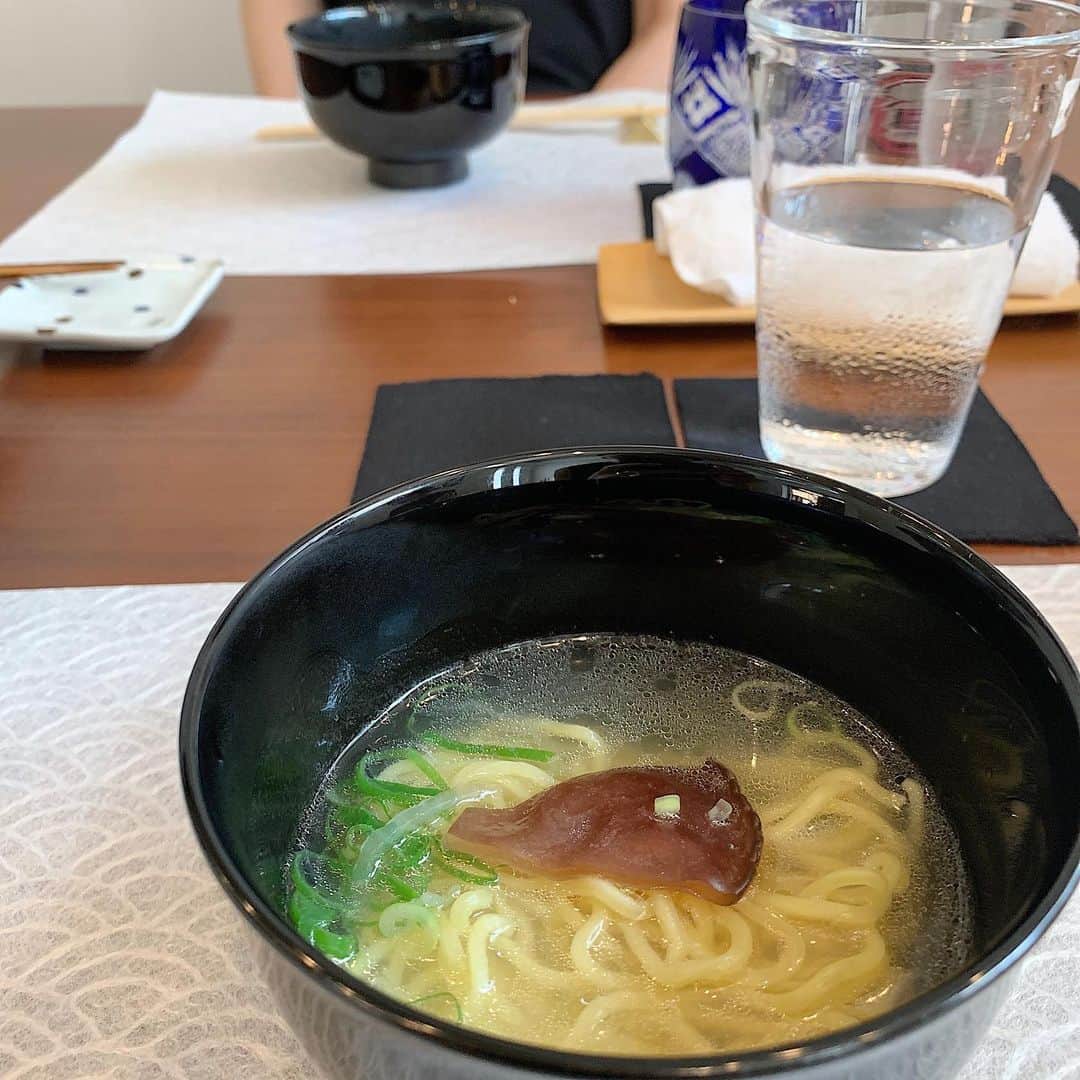 chieko6さんのインスタグラム写真 - (chieko6Instagram)「ほんとに美味しいもの食べると笑っちゃう。 まずはゴールドラッシュを使った 冷静トウモロコシのスープから:-) 季節のお野菜をたくさんつかったお料理。 新鮮なお魚と、ひな鳥の素揚げが絶品です。 最後はシャモ鍋、シメにラーメンと雑炊、（ホントはどっちか）選べず両方欲張りました💦 美しく、丁寧な仕事、 ほんとに美味しいお料理。 そして心安らぐおもてなし。 いつもありがとう:-) ・ @guuguu9  @hiros23  @490930tanaka  みなさま遠くまでありがとう:-) 楽しかった、美味しかったー！ #koyamasuage #赤いグラスは自家製赤じそジュース🥤」7月31日 21時36分 - chieko6