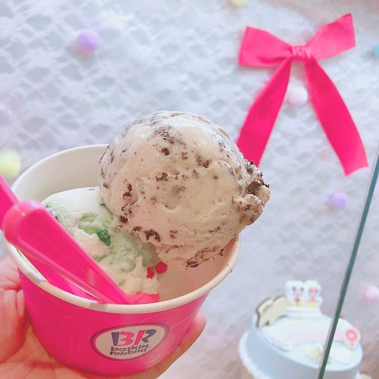 のインスタグラム：「31日はサーティワンの日!! * 今日サーティワン食べたんだ！ * クッキーアンドクリームと ポッピングシャワー 食べた♡♡♡ * めっちゃ美味しかった♡ * また食べたい!! * #サーティワン#31アイスクリーム #アイスクリームの日 #めっちゃ美味しかった #また食べたい #ゆず#yuzu」