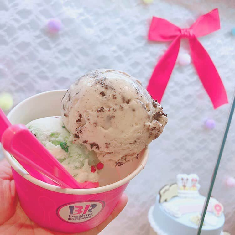 ゆず（ゆずこあ）のインスタグラム：「31日はサーティワンの日!! * 今日サーティワン食べたんだ！ * クッキーアンドクリームと ポッピングシャワー 食べた♡♡♡ * めっちゃ美味しかった♡ * また食べたい!! * #サーティワン#31アイスクリーム #アイスクリームの日 #めっちゃ美味しかった #また食べたい #ゆず#yuzu」