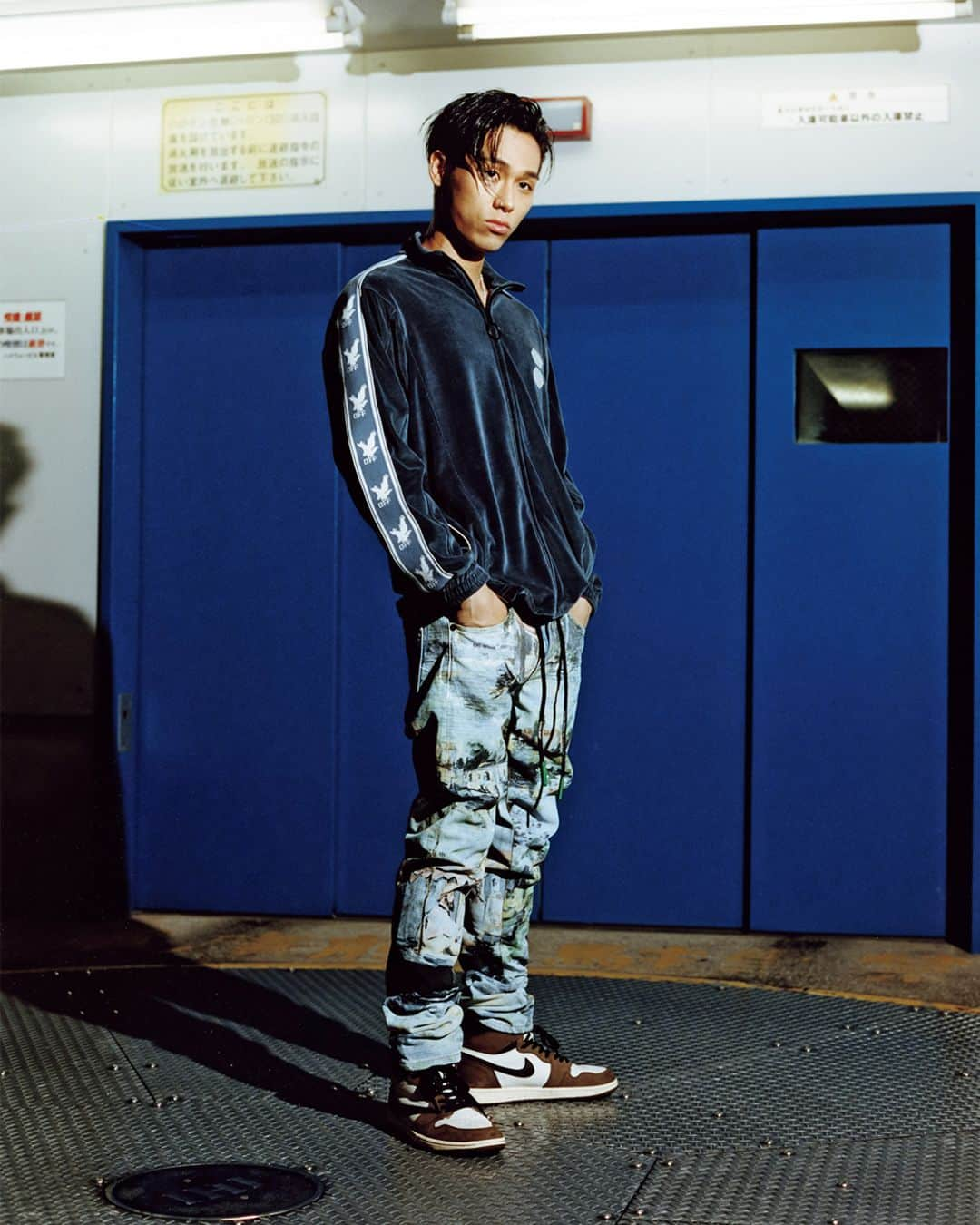 NYLON JAPANさんのインスタグラム写真 - (NYLON JAPANInstagram)「今、K-HIPHOPシーンでその名を轟かせるSIK-K。驚異的なスピードで次々と新曲をリリースし、名だたるアーティスト達とのコラボレーションを実現させ、常に韓国の若者達のハートを掴んで離さない。今回、ライヴとミートアンドグリートのために来日した彼とのセッションが実現！　日本のファッション誌初登場となる記念すべきスペシャルシューティング＆インタビューに注目して。  september issue No One Knows  model @younghotyellow94  photographer @den.niwa styling @fakegirlcrush  track jacket,pants @off____white 《NYLON guys JAPAN Instagram ▶︎ @nylonguysjapan 》 #nylonjapan #nylonguys #nylonjp #nooneknows #sikk #fashion #beauty #culture #caelumjp」7月31日 21時37分 - nylonjapan