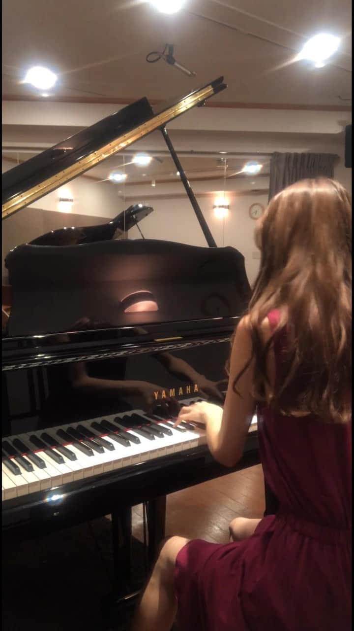 平木愛美のインスタグラム：「. たまにはClassicを🦋💞 ちっちゃい頃に弾いてた子犬のワルツ。意外と指と脳が覚えてるんだな〜🧠 なかなか座る位置がピンとこず、ゆらゆら。笑 子供の発表会みたいですがあしからず👧🎹 #classic #chopin #minutewaltz #manamipiano #愛美ぴあの #ピアノ #クラシック #ショパン #子犬のワルツ」