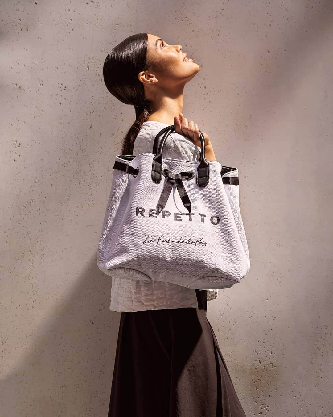 Repettoさんのインスタグラム写真 - (RepettoInstagram)「La Maison Repetto propose une nouvelle lecture de son modèle iconique : l'Arabesque. Premier modèle significatif pour l'histoire de la maroquinerie, il a marqué les esprits et suscité l'émotion. The Maison Repetto proposes a new reading of its iconic model: Arabesque bag. First significant model for the leather goods history, it left its mark and aroused emotion. . #Repetto #RepettoStyle #RueDeLaPaix #BagAddict」7月31日 21時39分 - repettoparis
