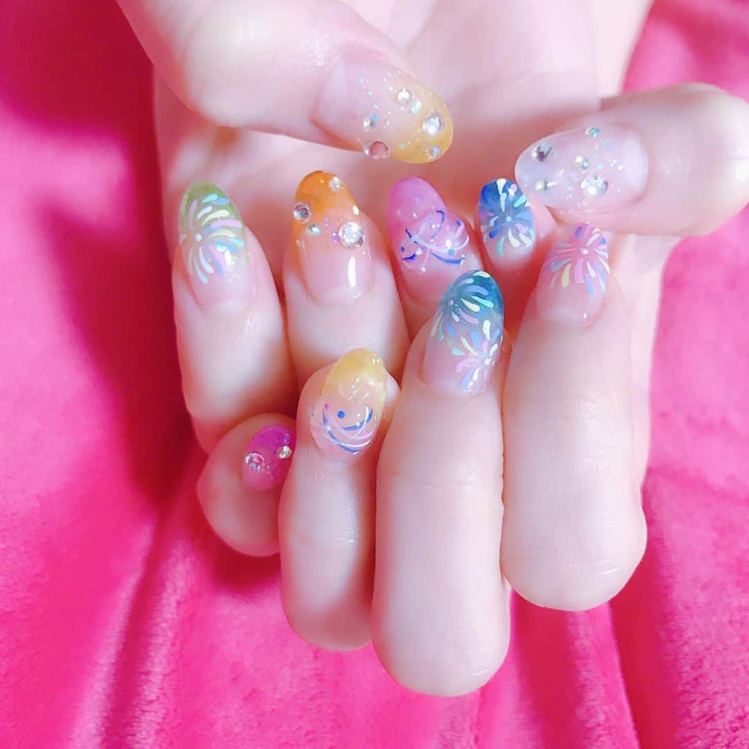 なかやまちえこのインスタグラム：「花火とヨーヨーとカラフルなクリアネイルのオーダーでした！夏っ🎐✨ #nail #nails #nailart #ネイル #美甲 #ネイルアート  #clou #nagel #ongle #ongles #unghia #japanesenailart #manucure #네일 #젤네일 #네일아트 #네일리스트 #花火ネイル #japanesenails #manicurist #gelnails #サマーネイル #summernails #夏ネイル #夏祭りネイル #新垣里沙 さん」