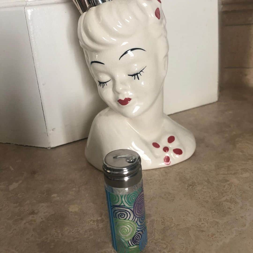メリッサ・ジョーン・ハートさんのインスタグラム写真 - (メリッサ・ジョーン・ハートInstagram)「So it’s the last day of @plasticfreejuly. What useful tips can you share to keep going strong on this journey towards a waste free future? 🌎Here are some pics of my favorite eco-friendly hacks from the past month that have become new habits. Bar soap, deodorant bars, shampoo bars, French press tea leaves, dental lace over floss, steel razors, bamboo cloths and library books to save paper, and of course refusing straws, water bottles and plastic bags everywhere I go or as much as possible. ⚡️Plasticware has me down too so I carry my own wooden set  as well. Share your tips below for all to enjoy. 🌱」7月31日 21時46分 - melissajoanhart