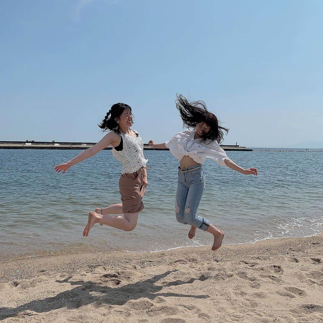 のインスタグラム：「. 海に行ってきましたーー！ (写真だけで入ってない…w) . . 天気よくて最高すぎました☺︎ . 夏休み満喫してるぞーーー！ww . 須磨海浜水族園にも行ってきましたよ！綺麗で可愛かったーー❤︎ #夏休み #summervacation #海 #青春写真 #須磨海岸 #須磨」