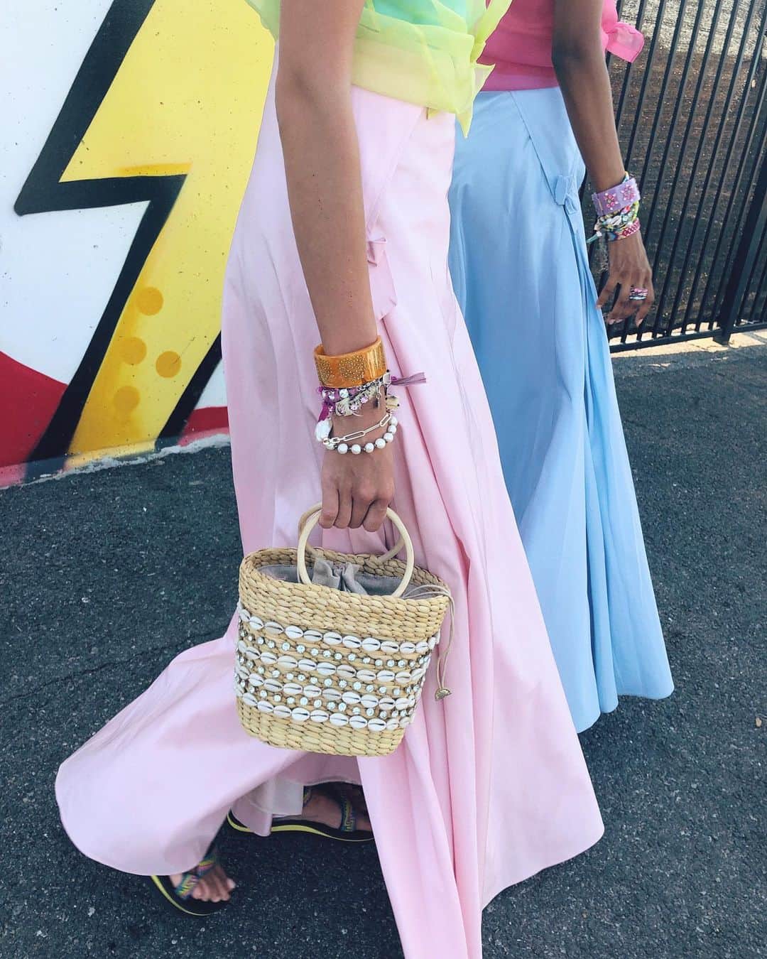 ダニジョーのインスタグラム：「Carry me with you 💕 tap to shop the bag we just can’t seem to put down」