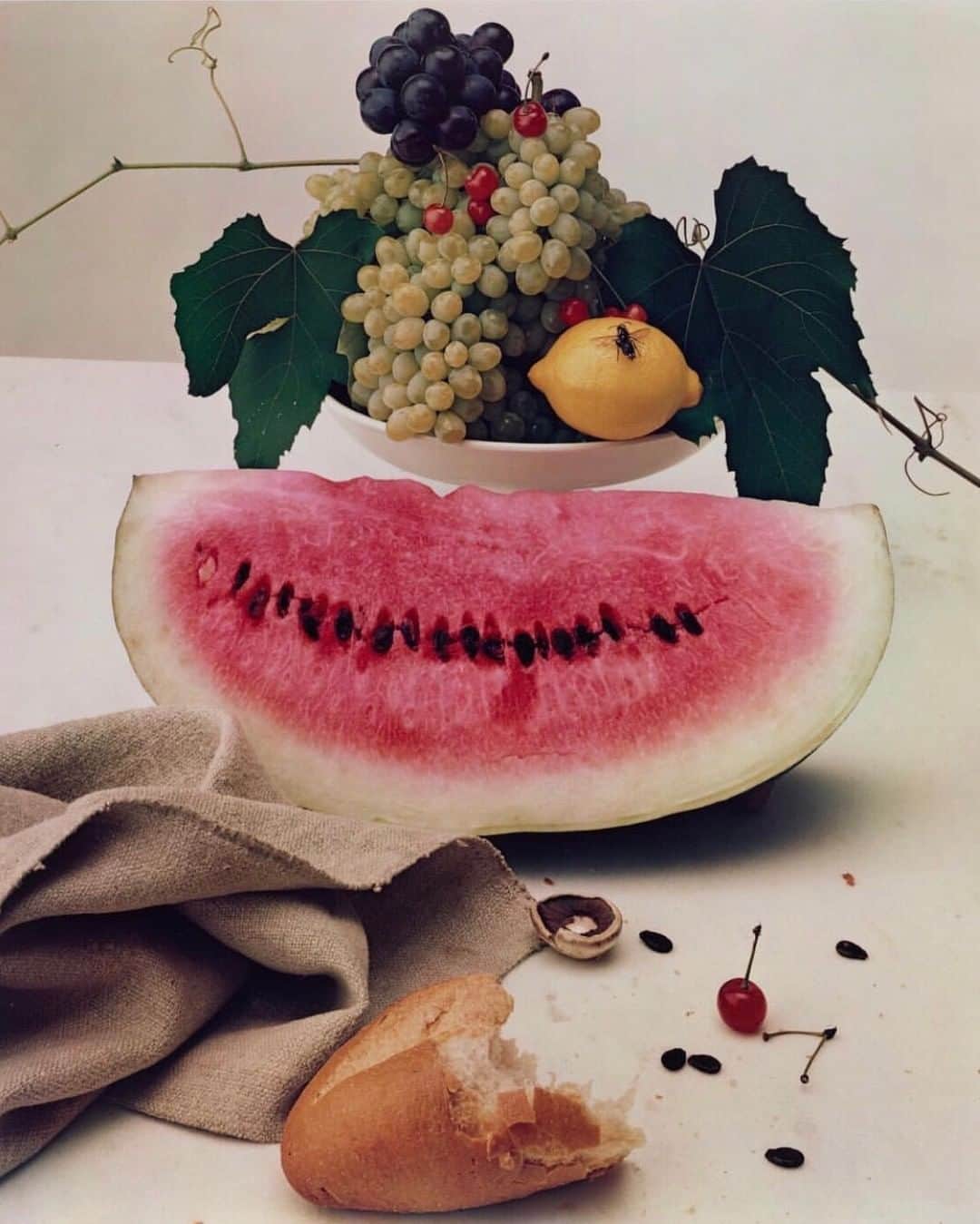 シー ニューヨークさんのインスタグラム写真 - (シー ニューヨークInstagram)「Still Life with Watermelon, NY (1948)⠀⠀⠀⠀⠀⠀⠀⠀⠀ #IrvingPenn #dye」7月31日 22時00分 - seanewyork