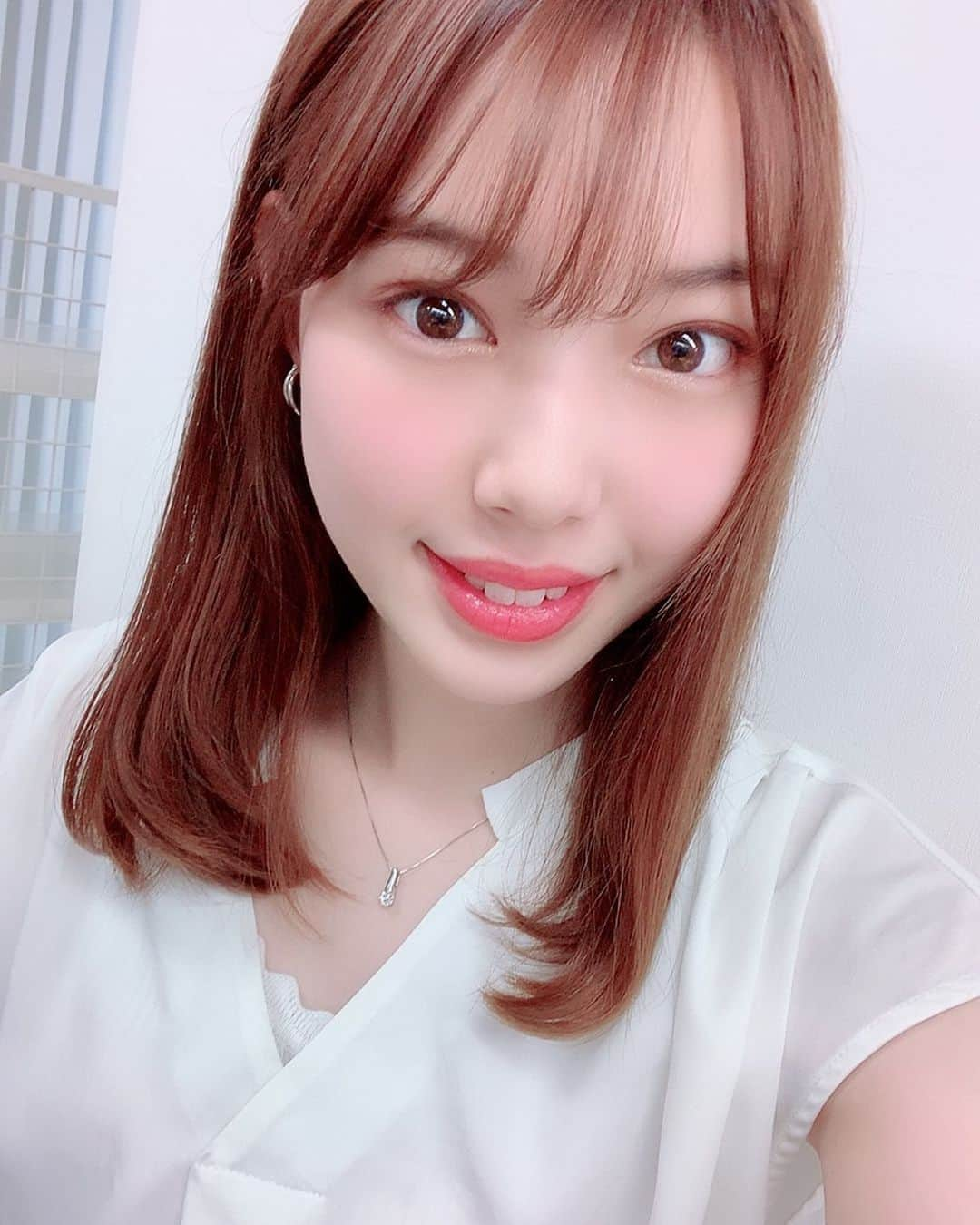 牧村里奈のインスタグラム：「. Rayの企画でviseeのパソカラ診断を使用した メイクコンテストに参加してます！ . 普段はしないオレンジメイクに挑戦してみました🧡 . 投票方法は Rayの公式インスタグラム(@ray.magazine )を フォロー&私の投稿にいいね👍🏻 するだけです！ . 詳しくはRay WEBをご覧ください☺︎ プロフィールにURL貼ってます💫 . #ray #女子大生メイクコンテスト #visse #ヴィセ #アイカラー #パソカラ」