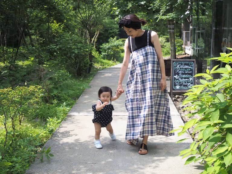 HALCALIのインスタグラム：「靴をはいて歩けるようになったむすめ👧🏻念願のお手手繋いでお散歩☺️のはずが、すぐに手を振りほどかれる☹️全力で拒否られる😑地味にショック😂めげずに手を握ってやる！帽子もかぶってくれないし、この時は結ぶのも拒否だったしさ〜親娘でヘアバンドおそろいとかしたいのよ、母は🤦🏻‍♀️片思いだわ〜😂 #1歳1か月」
