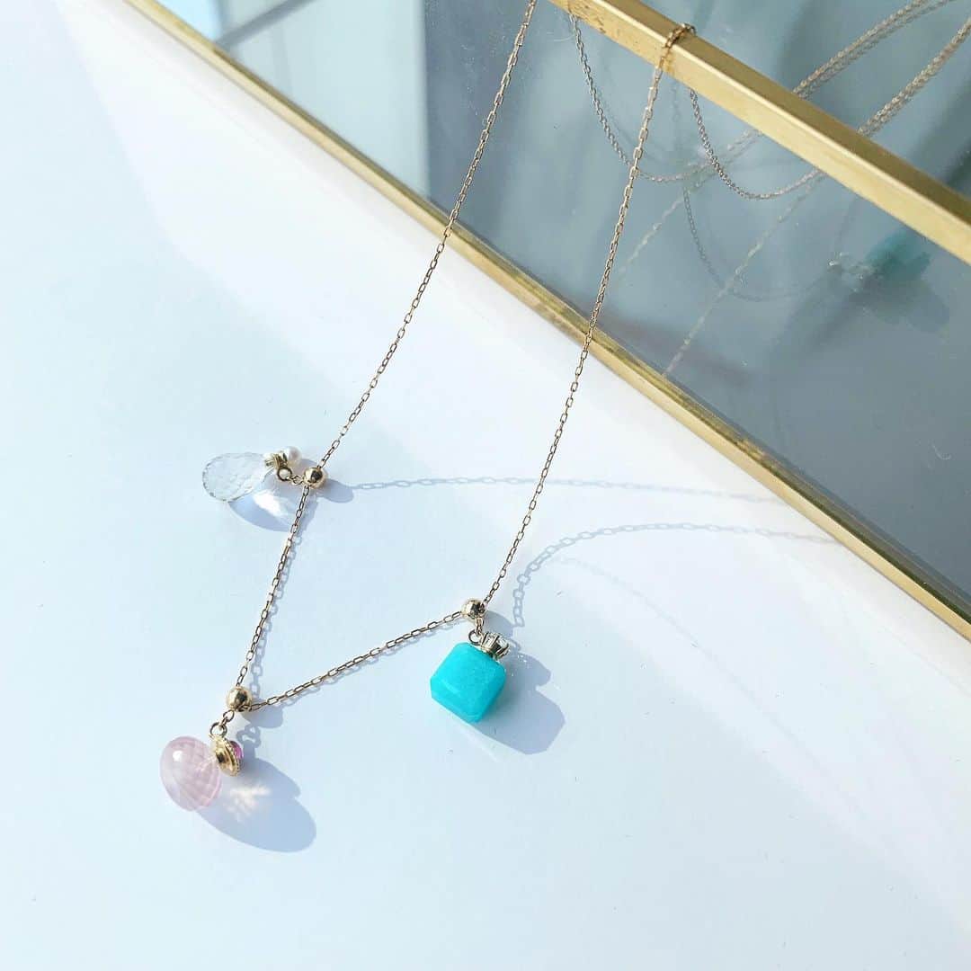 のインスタグラム：「「CIRCLE」の新作ジュエリーが﻿ 可愛かったのでご紹介💎✨﻿ ﻿ カラフルな香水瓶モチーフで、﻿ ストーンが自由に付け替えできるんです♡﻿ コーデに合わせてカラーを﻿ 変えて楽しもうと思いま～す🙌🏻♩﻿ ﻿ #CIRCLE #サークル #ジュエリー﻿ #香水瓶 #香水 #ネックレス #夏ジュエリー﻿ #circlejewelry #メイドインジャパン﻿ #madeinjapan #pr」