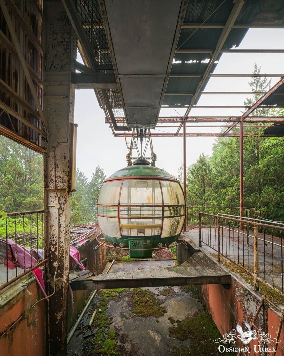 Abandoned Placesさんのインスタグラム写真 - (Abandoned PlacesInstagram)「"The Spaceship Ropeway is an abandoned cable car station in Japan. This aerial tramway station perches on a valley side, overlooking the river below. The ropeway was once part of a theme park, which sits on the opposite side of the broad valley.⁠ The theme park and cable car stations opened in the 1960s. Adults could ride the ropeway for 600 yen, and children could ride for 400 yen. The ropeway is around 730m long, and ferried customers across the river 50m below their feet, and must have provided a wonderful of the theme park as customers descended in the gondola. The theme park closed around 2000, due to poor management, and the ropeway closed along with it." Photography by @obsidianurbex」7月31日 22時01分 - itsabandoned
