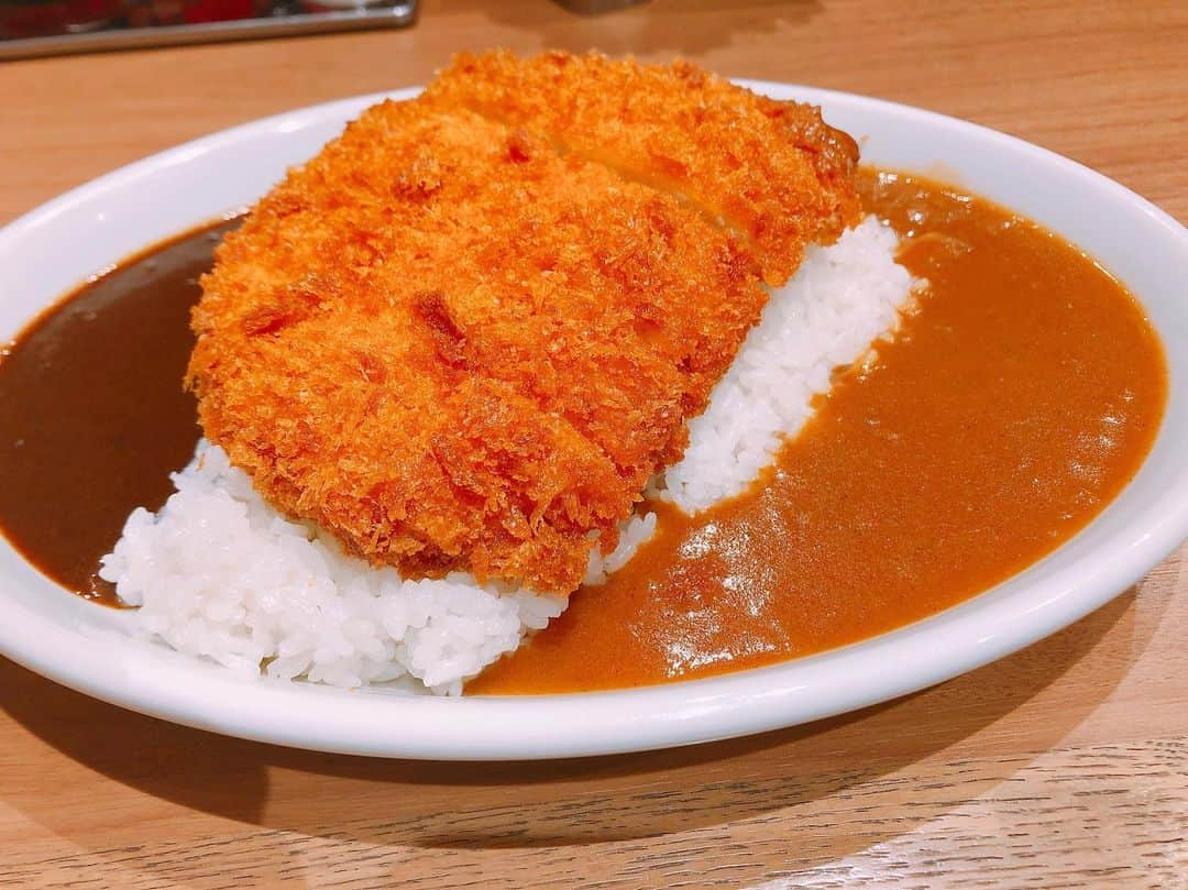 橋本友梨英さんのインスタグラム写真 - (橋本友梨英Instagram)「ロースカツカレー食べました！ #カレー #ハーフ #ロースカツ #カレーライス  #福神漬け」7月31日 22時02分 - yurie.hashimoto_