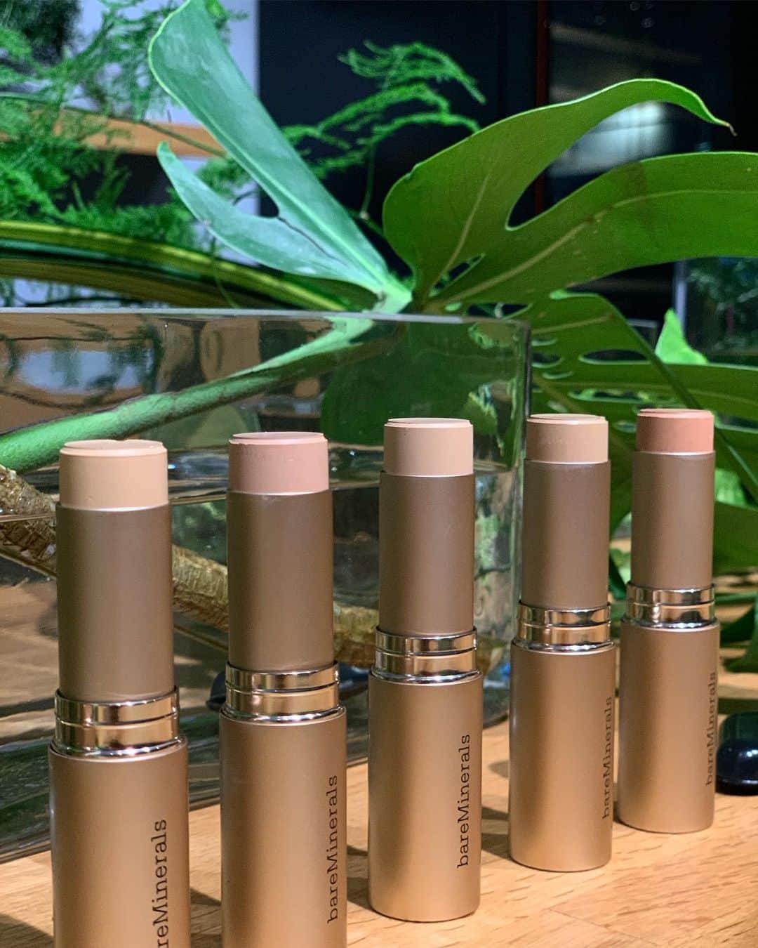 のインスタグラム：「@bareminerals @bareminerals_jp の新作が明日8/1に発表❗️ イベントへ遊びに行ってきたので、折角だからインスタグラマーっぽくキメてみましたw 白か青のドレスコードって所も良い👗 ファンデーションの水分量が30%入っていて潤いフアンデなの❗️韓国のチェジュ島のお水は世界一綺麗で、そこのお水を使っているこだわり。 先日高級ブランドのファンデを撮影で塗ったら肌がボコボコに荒れてそれからファンデつけれなかったけど、これはつけた感じ今のところ気に入ってる👌また匂いが無いのも良い。 それに夏はクーラーや日焼けではかなり乾燥するし、冬のスポーツは乾燥と隣り合わせなので期待している🥺  @haileybieber を目の前で見られて満足☺️ミーハーです（笑） 社員の @mikabymee が私の友達で、スノーボードしてるんだけど、本当肌も綺麗で憧れ😍  いつもはスポーティーなイベントばっかりだけど、こういう女子なイベントもたまには良い😆 来ている皆さんすごい綺麗で身の保養になった❤️ そして今回明らかになったのは @tetsuya_jimmy_kawakami さんはお化粧も詳しいという事。そういうの嫌いじゃない👌 #bareminerals #haileybieber #新発売 #ジミーさんの趣味」