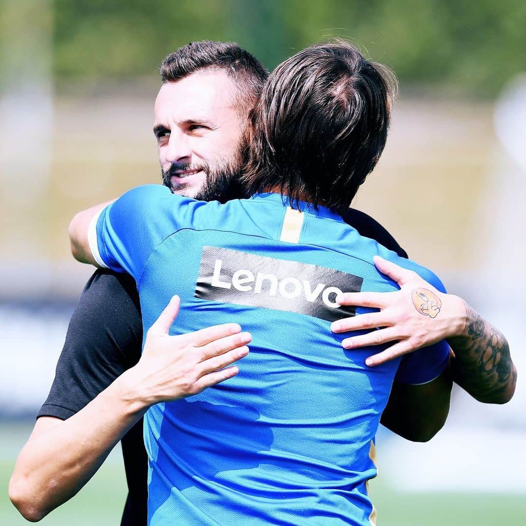 インテルナツィオナーレ・ミラノさんのインスタグラム写真 - (インテルナツィオナーレ・ミラノInstagram)「HAPPY BDAY FROM ALL OF US, COACH! 🤗🎉🎂 The team’s birthday greetings for Antonio #Conte upon return to Appiano to restart training. #Inter #ForzaInter #Bday #HB #OnThisDay #Team #Training #Football」7月31日 22時03分 - inter