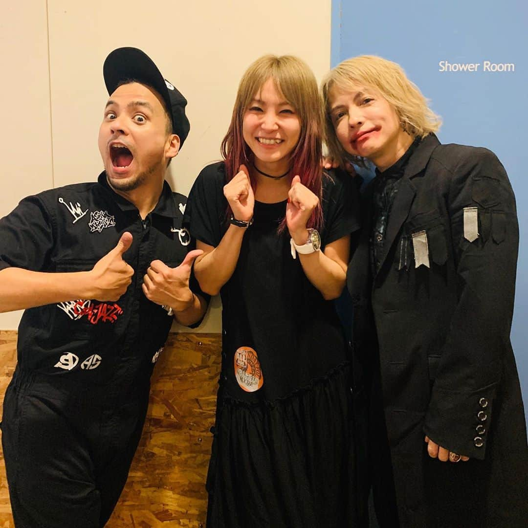 LiSAさんのインスタグラム写真 - (LiSAInstagram)「HYDE様  @hydeofficial  の「HYDE LIVE 2019」in Zepp Nagoya  悪魔様の召喚Day6を楽しませていただきました。 もう素晴らしすぎて言葉がありません。フロアの皆様が召喚したすごすぎる悪魔様。誰も追いつけない悪魔様。なのに最後の最後まで誰も置いていかない悪魔様。この熱の愛情を連日届けてくれる悪魔様もうすごすぎます。信じられない。ありがとうございました。PABLO先輩 @pablo_japan 私のツアーもHYDEさんのツアーも全力で本当にカッコいい。カッコイイ猛獣先輩を連れてツアーでLiSAッ子に届けさせてもらえる幸せ。 #HYDELIVE2019」7月31日 22時03分 - xlisa_olivex