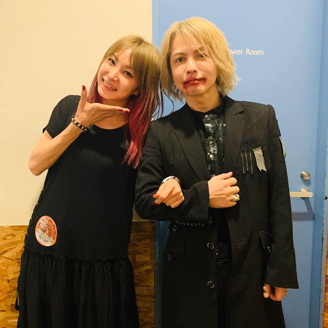 LiSAさんのインスタグラム写真 - (LiSAInstagram)「HYDE様  @hydeofficial  の「HYDE LIVE 2019」in Zepp Nagoya  悪魔様の召喚Day6を楽しませていただきました。 もう素晴らしすぎて言葉がありません。フロアの皆様が召喚したすごすぎる悪魔様。誰も追いつけない悪魔様。なのに最後の最後まで誰も置いていかない悪魔様。この熱の愛情を連日届けてくれる悪魔様もうすごすぎます。信じられない。ありがとうございました。PABLO先輩 @pablo_japan 私のツアーもHYDEさんのツアーも全力で本当にカッコいい。カッコイイ猛獣先輩を連れてツアーでLiSAッ子に届けさせてもらえる幸せ。 #HYDELIVE2019」7月31日 22時03分 - xlisa_olivex