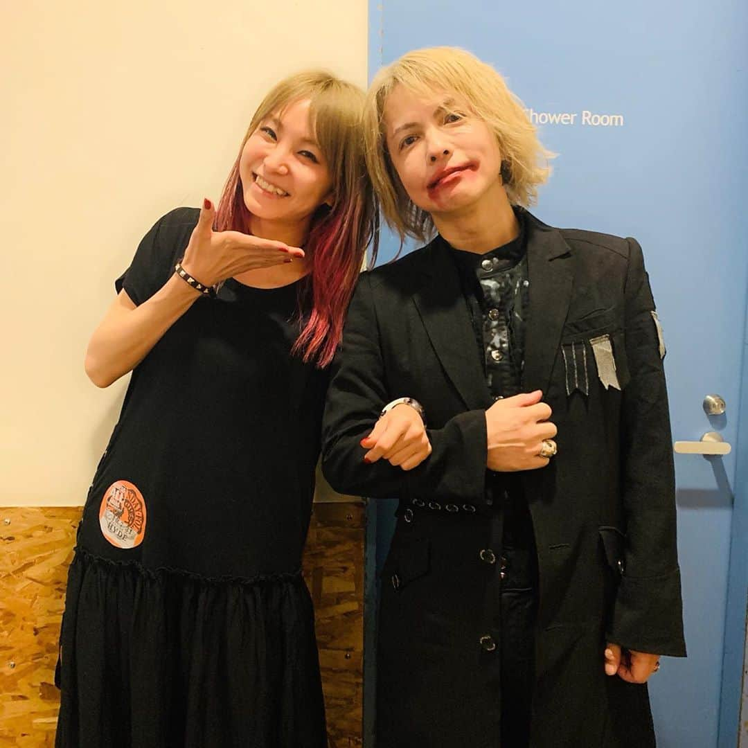 LiSAさんのインスタグラム写真 - (LiSAInstagram)「HYDE様  @hydeofficial  の「HYDE LIVE 2019」in Zepp Nagoya  悪魔様の召喚Day6を楽しませていただきました。 もう素晴らしすぎて言葉がありません。フロアの皆様が召喚したすごすぎる悪魔様。誰も追いつけない悪魔様。なのに最後の最後まで誰も置いていかない悪魔様。この熱の愛情を連日届けてくれる悪魔様もうすごすぎます。信じられない。ありがとうございました。PABLO先輩 @pablo_japan 私のツアーもHYDEさんのツアーも全力で本当にカッコいい。カッコイイ猛獣先輩を連れてツアーでLiSAッ子に届けさせてもらえる幸せ。 #HYDELIVE2019」7月31日 22時03分 - xlisa_olivex