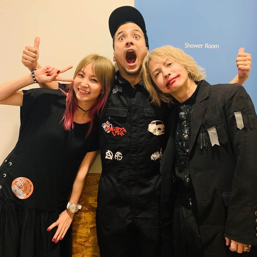 LiSAさんのインスタグラム写真 - (LiSAInstagram)「HYDE様  @hydeofficial  の「HYDE LIVE 2019」in Zepp Nagoya  悪魔様の召喚Day6を楽しませていただきました。 もう素晴らしすぎて言葉がありません。フロアの皆様が召喚したすごすぎる悪魔様。誰も追いつけない悪魔様。なのに最後の最後まで誰も置いていかない悪魔様。この熱の愛情を連日届けてくれる悪魔様もうすごすぎます。信じられない。ありがとうございました。PABLO先輩 @pablo_japan 私のツアーもHYDEさんのツアーも全力で本当にカッコいい。カッコイイ猛獣先輩を連れてツアーでLiSAッ子に届けさせてもらえる幸せ。 #HYDELIVE2019」7月31日 22時03分 - xlisa_olivex