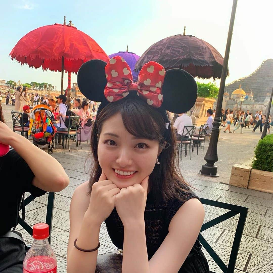 遠野愛のインスタグラム：「久々のディズニーシー🐭🏰 レポート書き終え、学生生活最後の夏休みが来た！！ 写真のポーズが決められず棒立ち、、笑 #ディズニーシー #disneysea #disneyland #disney #ロッツォ #トイストーリー #ミニー #黒 #暑かった #夏#夏休み #4女 #英米 #手のゴムださい」