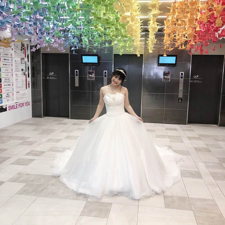 大関れいかさんのインスタグラム写真 - (大関れいかInstagram)「. ご報告遅れましたが、 結婚しました👰 盛大にうそだけど❤️ この前大阪の専門学校の学祭にお邪魔して ウェディングドレス着させていただいたの！ ちな、ヘアメイクはいつも通り最強の 泉脇さん！いつも大感謝祭！🙈 そしてトークショーも少しして、 見に来てくれた子何人かから プレゼントちゃんとお手紙ちゃんもらった泣😭 ほんとにありがとう嬉しい泣 ガッツにまで！笑 やはり手紙は嬉しいねぇ 応援してくれてるみなさんいつも本当にありがとう💕 #ウェディングドレス#盛大なる嘘 #wedding#weddingdress#oosaka」7月31日 22時04分 - _reikaoozeki