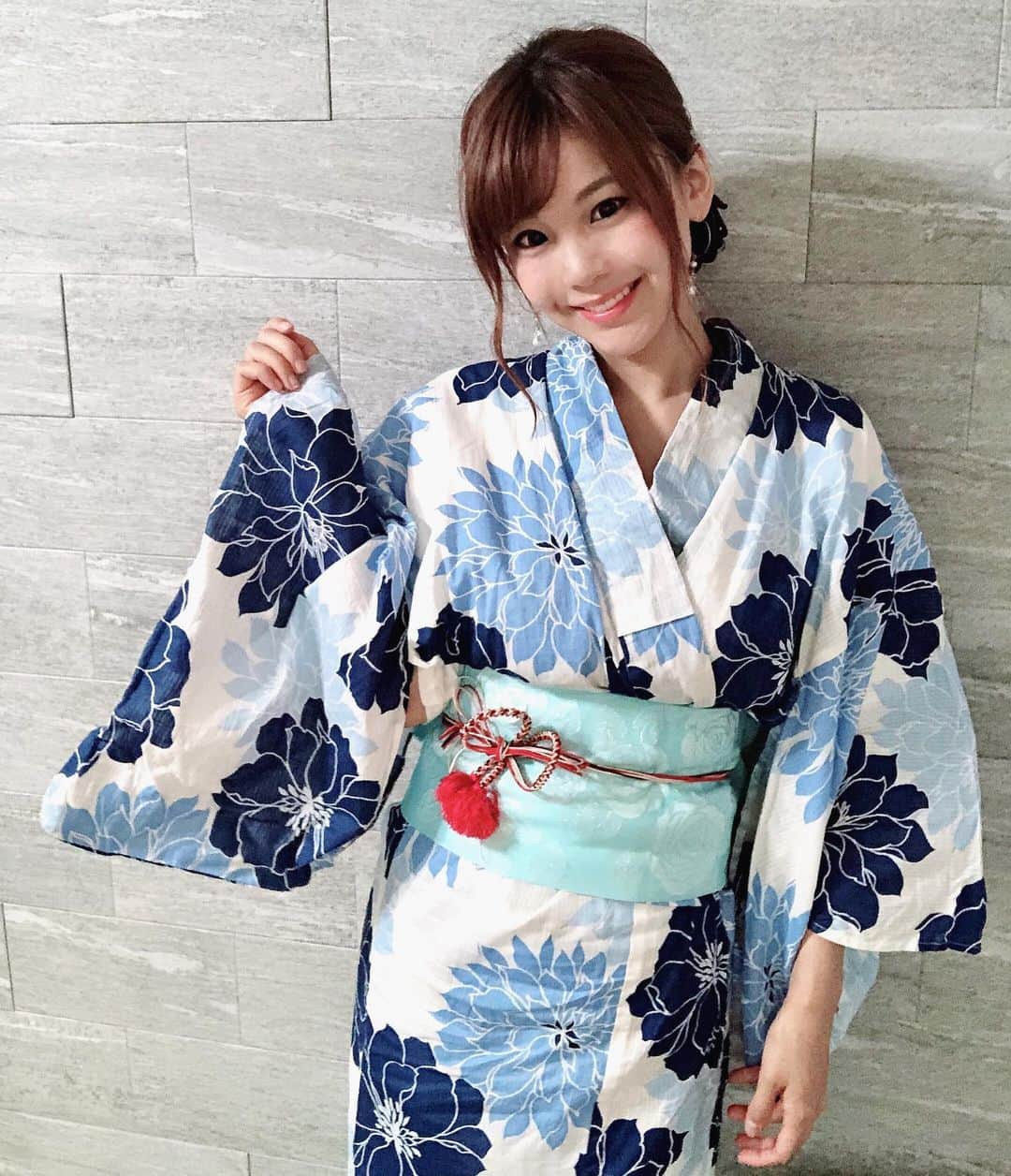 のインスタグラム：「👗💕 #まあみコーデ 💗 ・ きょうは #盆踊り 〜✨☺️ RUIRUE BOUTIQUE @ruirueboutique_official の #浴衣 を着て行ったよ！！！💕 ・ 先日の #隅田川花火大会 も 走り回る息子ちゃんを 浴衣で追いかけました🙌笑 (おかげで写真も着崩れ気味💦) ・ 全てセットで揃ってて 帯も作り帯で簡単！！！💗 一瞬で着れちゃいました🙌 色もたくさんあって悩んだけど… 大好きなブルーにしたよ😁✨ ・ #RUIRUEBOUTIQUE #dress #pantdress #コーディネート #祭り #浴衣女子 #coordinate #おしゃれさんと繋がりたい #maami #まあみ #まあみカラー」