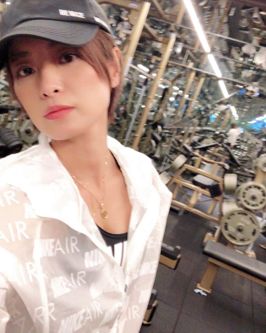 彩海のインスタグラム：「. . 内視鏡手術から3週間！ トレ解禁🥺 やっと身体動かせた！ ドバーッと汗かいて気持ちよかったよー！ . . 久しぶりだったので 尻、脚中心に有酸素無しでトレのみ。 . 筋肉痛やばすぎて 階段下れなくて大変だったw . . ここは韓国のジムに似てる🤔 天井もどこもかしこもミラーなの！ フォームがどこでもチェックできるから最高だよ🤞 . . やっぱり皆んなトレ中はフォームチェックするよね？ . . . #ジムトレ #トレーニング #ワークアウト#トレーニング女子 #トレーニングウェア #筋トレ女子 #筋トレ#筋トレダイエット  #ショートボブ  #筋肉痛が快感  #筋肉痛が好き」