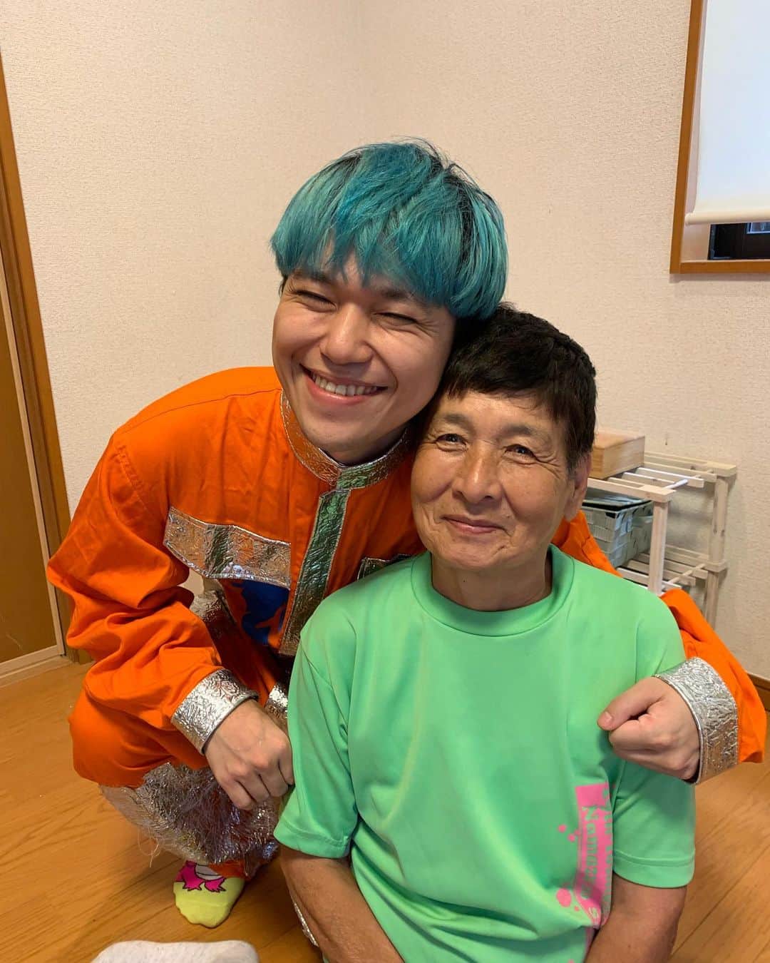 のインスタグラム：「撮影協力してくれたおばあちゃんと。シワの数は負けてません。」