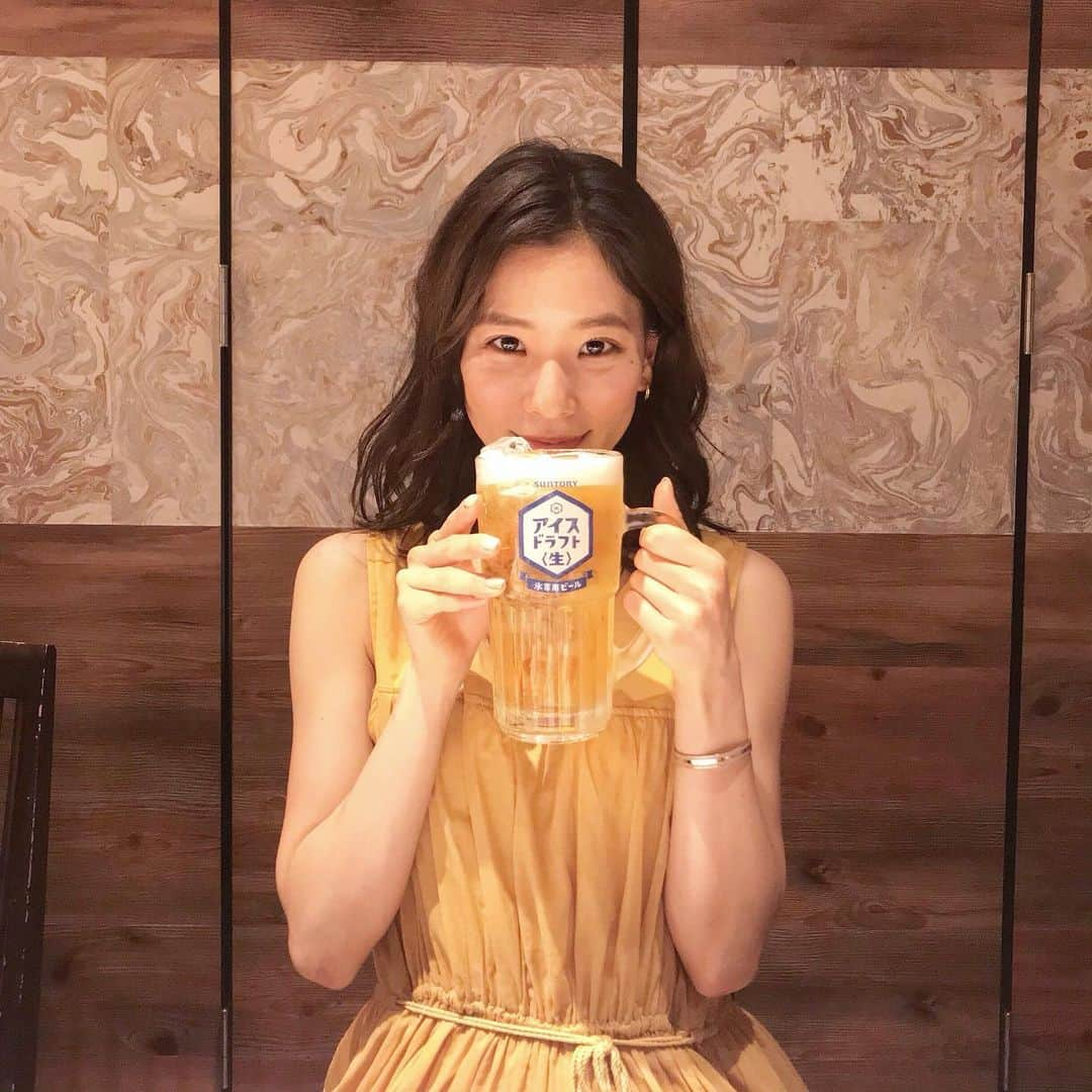 布川桃花さんのインスタグラム写真 - (布川桃花Instagram)「氷専用ビール“アイスドラフト”🍻 . サントリービール株式会社から新発売する 氷を入れて楽しむ樽生ビール、アイスドラフト飲んでみたよ❤︎ . 時間が経つと炭酸が抜けてぬるくなってしまう という声などをもとに、 ビールならではの解放感やリフレッシュ感を残しつつ 最後まで美味しく冷たく飲めるように、と 女性の若手醸造家さんが開発したんだって👐🏻 . これからの時期ビアガーデンにも良さそう✌🏻 邪道！と思う方も美味しいからぜひ飲んでみてほしい🥺 わたしは大好きなサムギョプサルと共に❤️ . #アイスドラフト #アツヒヤ #サムギョプサル #新大久保 #とんちゃん #ビール女子 #PR」7月31日 22時13分 - momoka_fukawa