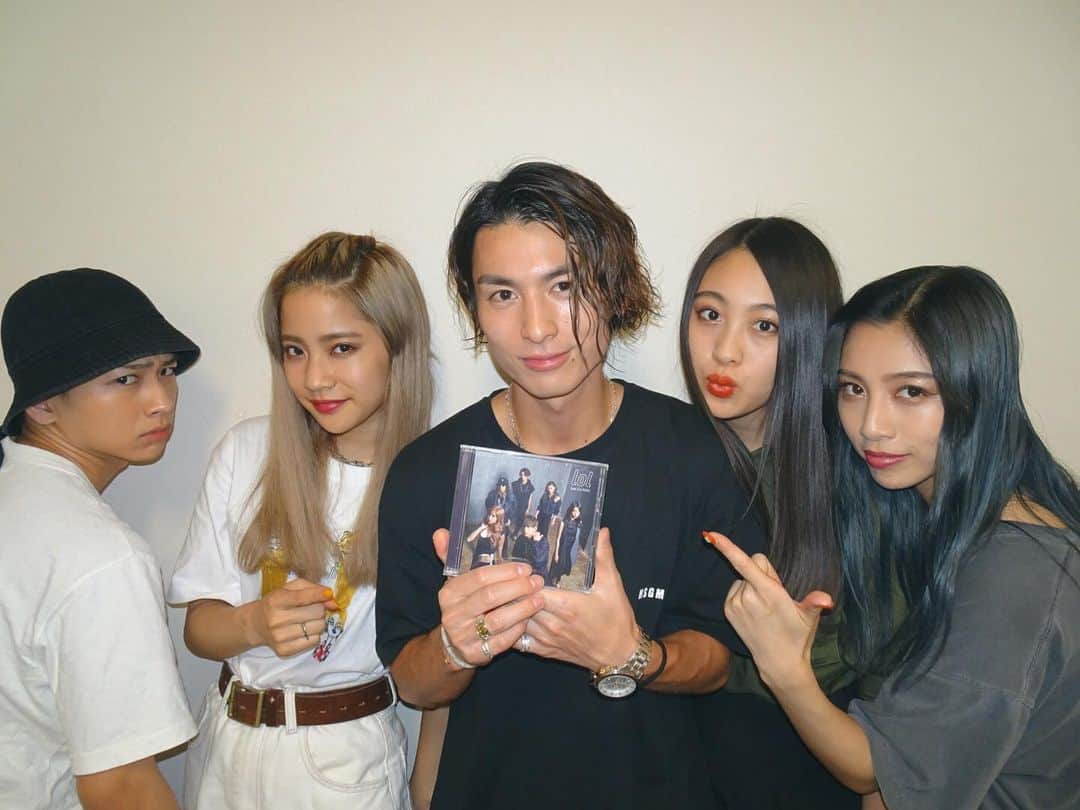 honoka のインスタグラム：「brave up!!feat.DJ KOO 7.31 本日リリース日でした✨ あべのキューズモールへ 来てくださった皆さん！ 暑い中本当にありがとうございました！ 35℃ほんまに灼熱やったよなー🥵 みんな大丈夫やったかなぁ。 今日はたくさん水分&塩分取ってくださいね💦  KOOさんと一緒に６人で パフォーマンスさせて頂いた2日間 めーっちゃ楽しかった🥰❤️ a-nation 大阪もKOOさんと一緒に出させて頂くので、 今年の夏は最高の思い出がたくさん作れそうです🌞🌴 夏がきたーって最近めっちゃ実感できて ほんまに幸せ！！笑  夏だいすき❤️」