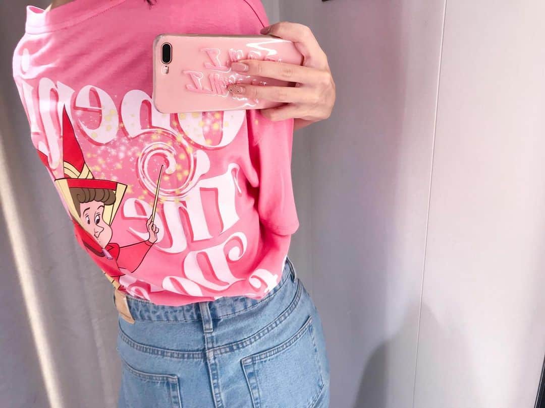 中島奈津希さんのインスタグラム写真 - (中島奈津希Instagram)「🛍💭💗💗💗﻿ ﻿ ﻿ ﻿ ﻿ ﻿ ﻿ 今日は﻿ めちゃくちゃ良い買い物できた🛍💗﻿ ﻿ 久しぶりに﻿ リアルタイムで購入品をあげてみる。笑﻿ ﻿ ﻿ ﻿ ﻿ ﻿ ﻿ ﻿ ﻿ ﻿ みんなからdmで質問貰ってた﻿ 少し前のストーリーの﻿ #ディズニープリンセス Tシャツは﻿ #ZARA でした♥﻿ ﻿ そして、﻿ 日本での発売をずっと待ってた﻿ #眠れる森の美女 の#フローラ T🥺💗💗💗﻿ 本当は3人揃ってて欲しかったけど、﻿ これはこれで可愛いよね😍😍﻿ ﻿ ﻿ ﻿ ﻿ ﻿ お姉に相談するために撮った写真だけど、﻿ 逆にこの写真めちゃくちゃ分かりやすい🤳笑﻿ 他にもTシャツ買ったから﻿ お姉と着た時に載せるね👶🏻❤️👩🏻﻿ ﻿ 因みに、﻿ #ユニクロ でパンツ3本買ってしまった←﻿ ﻿ ☁️☁️☁️☁️☁️☁️☁️☁️☁️☁️☁️☁️☁️☁️☁️﻿ #code#coordinate#fashion#zarawomen#disney#disneyprincess#sleepingbeauty ﻿ #コーデ#ザラ#ザラジョ#ディズニーグッズ」7月31日 22時14分 - nakajima_natsuki