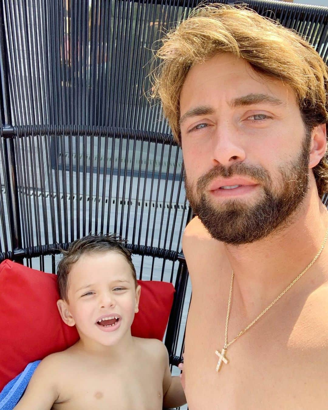 ニコロズ・バシラシビリのインスタグラム：「☀️👨‍👦🐒」