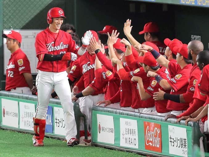 地方民のカープ女子のインスタグラム：「・ 今日はこいほー*\(^o^)/* ・ 連敗はしないよ😊 ・ 初回の龍馬くんと菊さんのホームランは見れず...😅 ・ #西川龍馬#菊池涼介#ジョンソン #広島東洋カープ#広島カープ#カープ#carp #スポーツ新聞より」