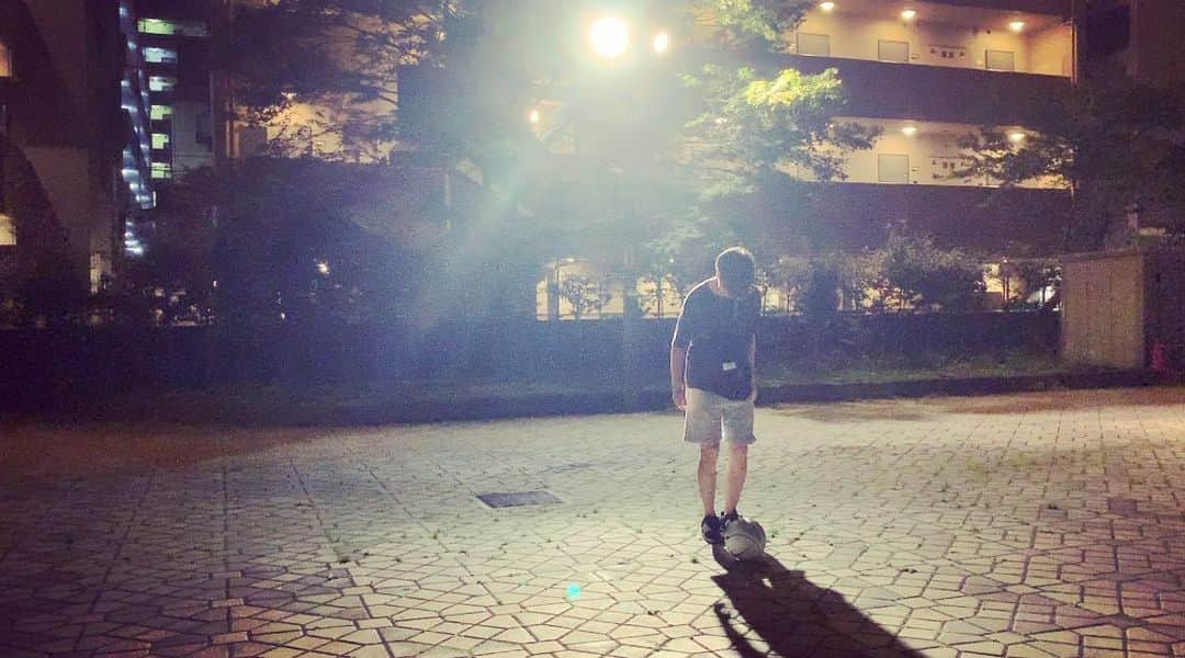 仁田宏和のインスタグラム：「夜中の息抜きリフティング 今日もやりたい。  #息抜き #嫁 #散歩 #リフティング」