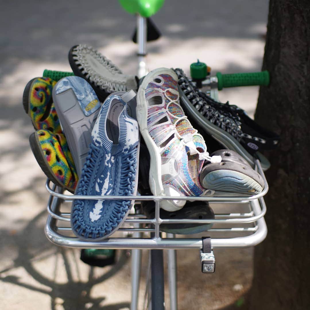 のインスタグラム：「【BIKE&OUTDOOR】I'll go to the river by bike to wash my buddy.  For summer vacation.  #keen #keenambassador #keenambassadors #yogui #createbikes #bicycle #bike #cargobike @keen @keen_japan  #pentax #k70 #pentaxk70 #sigma #photographer #japanesemensmodel #river #sandal #sandals #Japan #Tokyo #fashion #UNEEK #GREEN #Iriomoteisland #wash #KEENJAPAN」