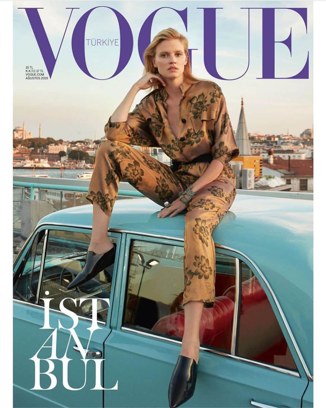 ララ・ストーンのインスタグラム：「@vogueturkiye 💫 shot in #istanbul by @emreguven styled by @nazbileydiyenigun hair @feritbelli_official make up @ecebirsen_ special thanks to @sedadomanic for bringing me to your amazing hometown for this shoot💕」