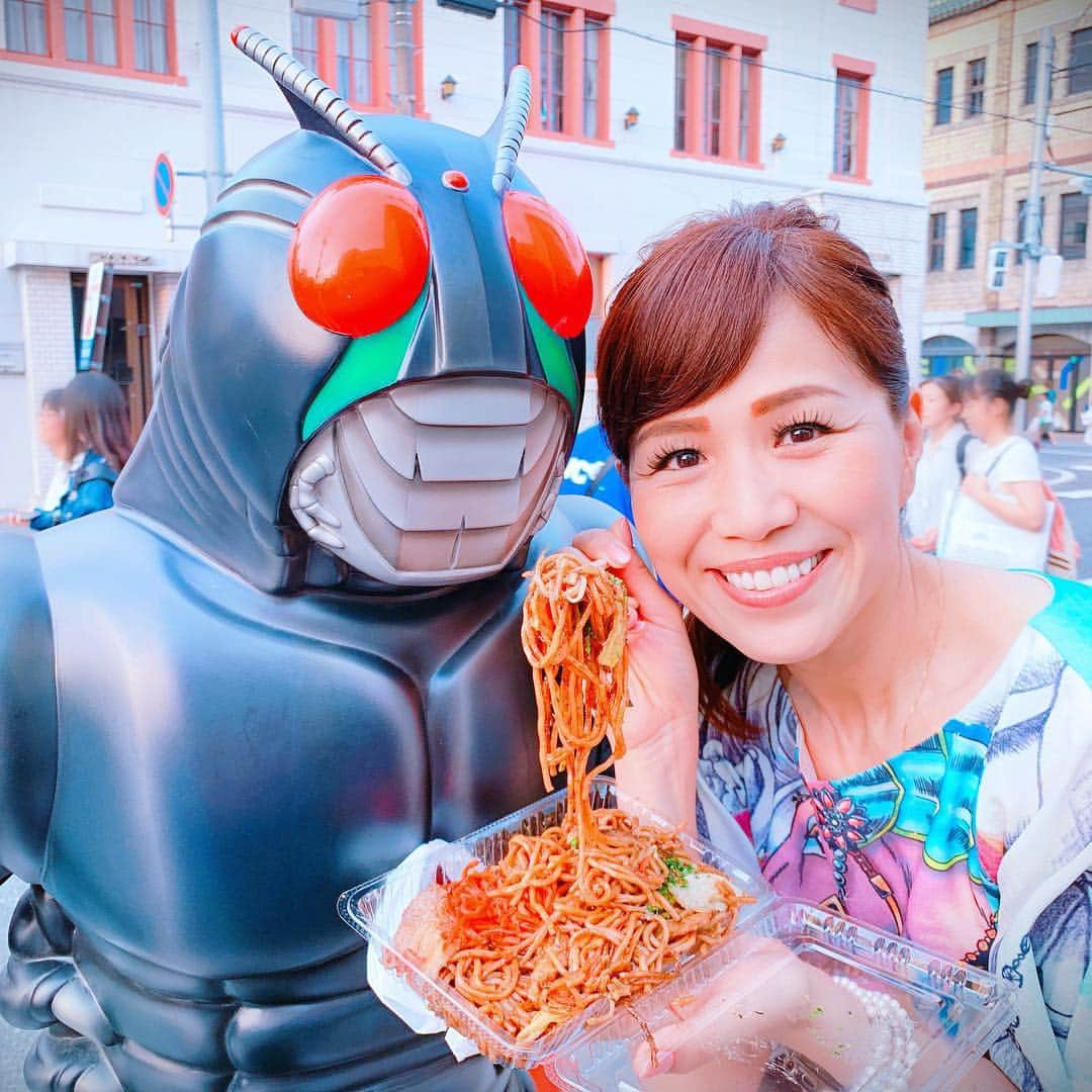 重太みゆきさんのインスタグラム写真 - (重太みゆきInstagram)「宮城県石巻市✨仮面ライダーBLACKと仲良く石巻焼きそば🥢食べました〜〜。石巻の皆さんが本当に優しくて、牛タン串、焼き鳥、タピオカかき氷🍧、ジントニック、梅酒ソーダ🥃、スペアリブ、焼きおにぎり等など、めちゃめちゃ食べて、歩き回りました🎵明日は、川開き祭り 【大漁踊り🐟💙】たくさんの方に遊びに来て欲しいです❣️わたしは、最後にMYKと一緒にパレードで踊ってまーす‼️声掛けてくださいね〜〜❤️#重太 #重太みゆき #印象道 #印象評論家 #仮面ライダーblack #仮面ライダー #石巻 #石巻グルメ #石巻焼きそば #川開き祭り #大漁踊り #いしのまき観光大使」7月31日 22時27分 - shigetamiyuki