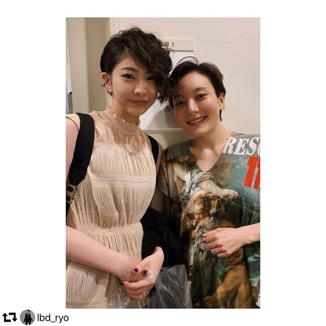 鈴木杏さんのインスタグラム写真 - (鈴木杏Instagram)「RYOちゃんが見にきてくれた😍✨最初お会いした時と、MISIAさんのオープニングアクトのパフォーマンスとのギャップが激しくて、私は一気にファンになってしまいました✨✨✨素晴らしい才能に出会えると、本当に嬉しい！RYOちゃん、ありがとう😍#repost @lbd_ryo ・・・ . 舞台 フローズン・ビーチ 物語が展開するたび、 愛の形が目紛しく変わっていく様子に圧倒。。。 . 鈴木杏さんの舞台を 観に行かせて頂いたのは2度目ですが、 杏さんの演技、大好きです。 細かい仕草とか表情とか、、もう、、凄く役への愛を感じます… 今夜も最高最高でした✨🥰 . #frozenbeach #フローズンビーチ #日比谷シアタークリエ #鈴木杏さん #ブルゾンちえみさん #花乃まりあさん #シルビアグラブさん #ケラリーノサンドロヴィッチ #鈴木裕美さん #keracross . . .  さて、今夜26:30からはTIMESTRIPPERです。 . いよいよ夏も本格的になってきたので 今夜は「女性ボーカルの熱いサマーチューン」 を特集いたしまうす。 . いやぁ、それにしても暑いですが 冷たい物を食べて頭がキーンとなったら、 おでこに冷たい物を当てれば治ります。 .」7月31日 22時31分 - anne.suzuki.official