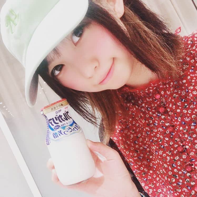 國井紫苑のインスタグラム：「頑張った1日の最後はこれに決まり！ 稽古場→ジム(今日はお風呂だけ) 飽き性な私はとりあえずお風呂だけでも通うと決めてます。もちろん稽古が体力的にハードじゃなかったら筋トレもするんだけど、今日は殺陣もダンスも頑張った！ スッピンお風呂上がり。ほっぺたが真っ赤😳  そして安定のヤクルトキャップである……。今日はまけほー😭  #シンドナー #アリスインプロジェクト #魔銃ドナー #ジム #ヤクルト #まけほー #お腹が壊れないように祈ります」