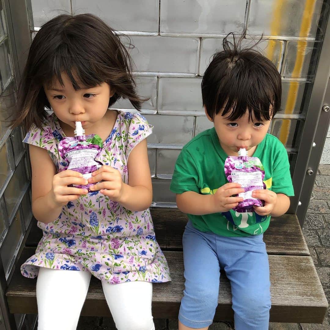 中岡由佳さんのインスタグラム写真 - (中岡由佳Instagram)「息子がスーパーで手に持ってレジに来てしまったから購入。姉弟で水分補給ならぬゼリー補給。 #4y11m #2y3m」7月31日 22時33分 - yuka_nakaoka