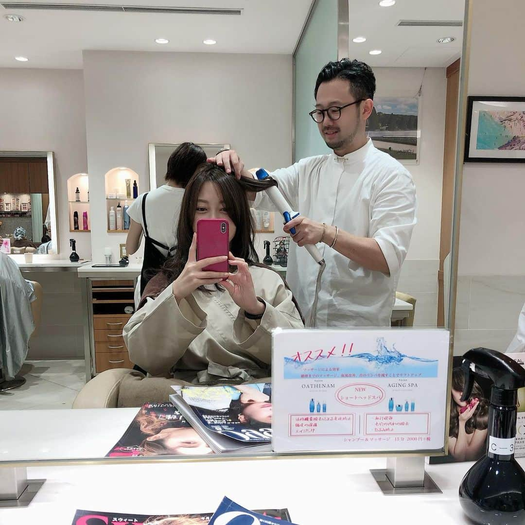 山下莉奈さんのインスタグラム写真 - (山下莉奈Instagram)「ピークアブー✂︎✨山崎さん💁🏻‍♂️ 暑いので軽めにしてもらいました✨髪は引き続きのばしていまぁす❣️ ベージュとカーキを入れて良い色にしてもらいました💓 すぐ色が抜けてやんちゃっぽくなってしまうので、透明感のある色にとお願いしました✨ 髪がきれいだと気分が良い😊💓 #ピークアブー #銀座 #ヘアカット #ヘアカラー」7月31日 22時35分 - rinayamashita