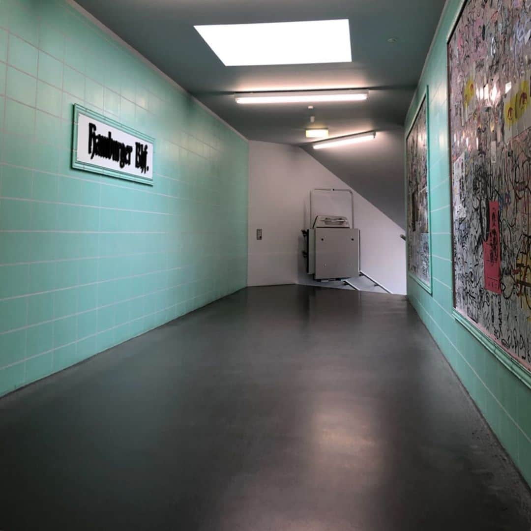 岡田育さんのインスタグラム写真 - (岡田育Instagram)「Museum = Station. The route itself gonna be a time travel. . 写真だとわかりづらいけど。一口に駅舎といっても新旧の歴史あり、乗客と駅務員でも見える景色が違うもの。順路によってそのすべてを探検体験させるような構造も非常に良かったです。 . . #hamburgerbahnhof #hamburgerbahnhofmuseum #ハンブルク駅現代美術館  #jackwhitten #matthewbarney #cremaster @staatlichemuseenzuberlin #berlin #ベルリン #stationmuseum」7月31日 22時35分 - okadaic